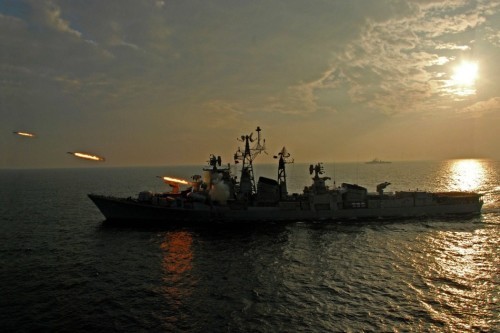Tàu khu trục lớp Rajput của Hải quân Ấn Độ phóng tên lửa săn ngầm